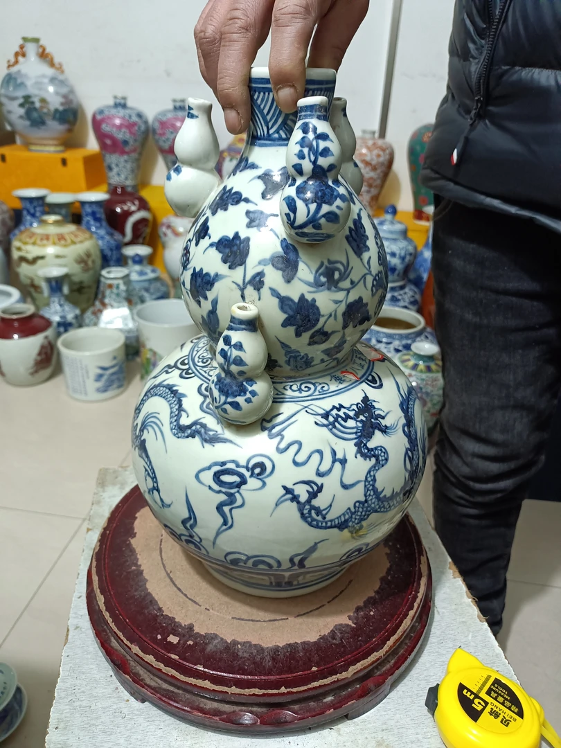 一个清花釉下彩的瓶