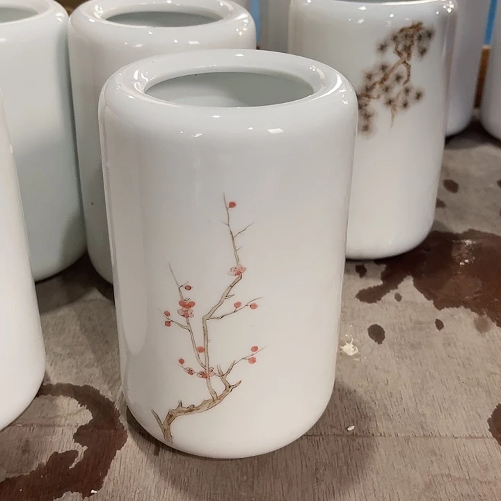 瓷片梅花花瓶一个，微瑕包邮