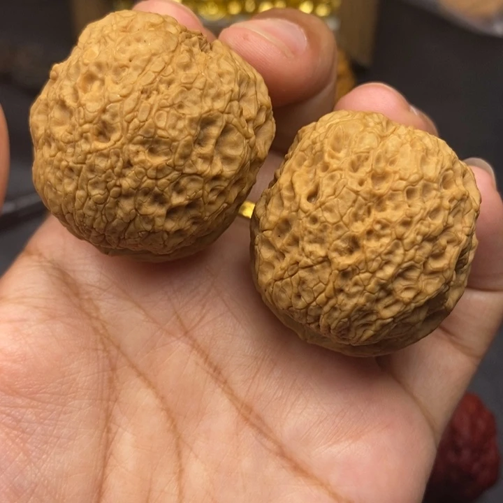 荷***弹把件文玩核桃41尺牡丹绣球58克