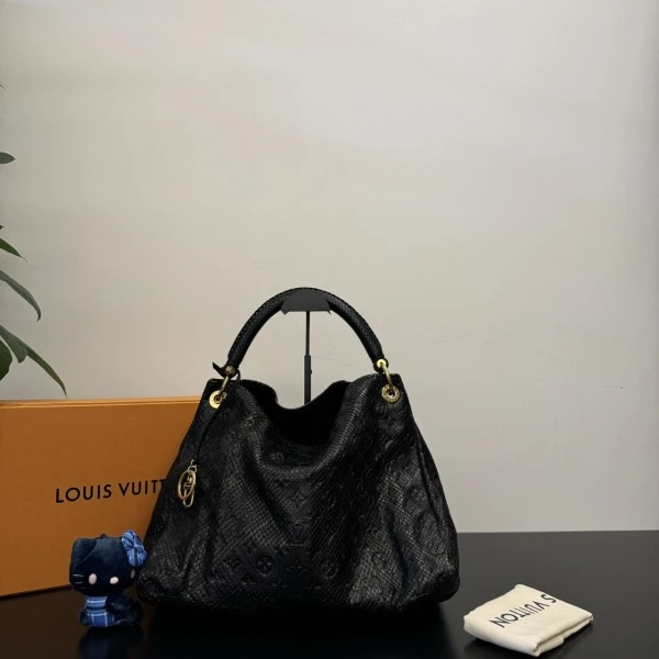 妃鱼/路易威登/95新/包包/市场价49000/250119XZ0028