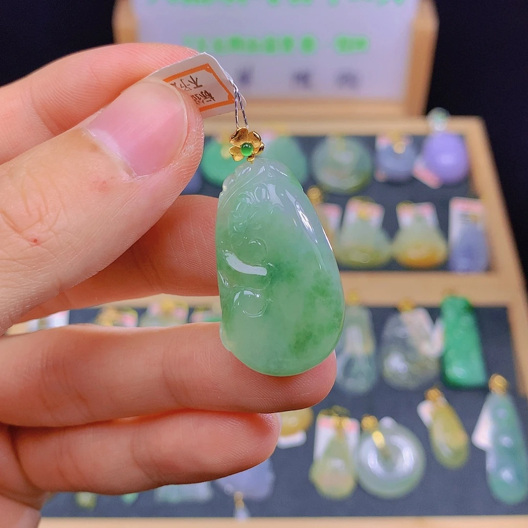 翡翠18K金镶嵌颈饰翡翠