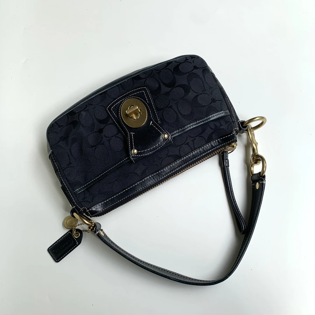 95新 COACH/蔻驰 经典时尚百搭复古黑金金扣单肩腋下法棍包女士