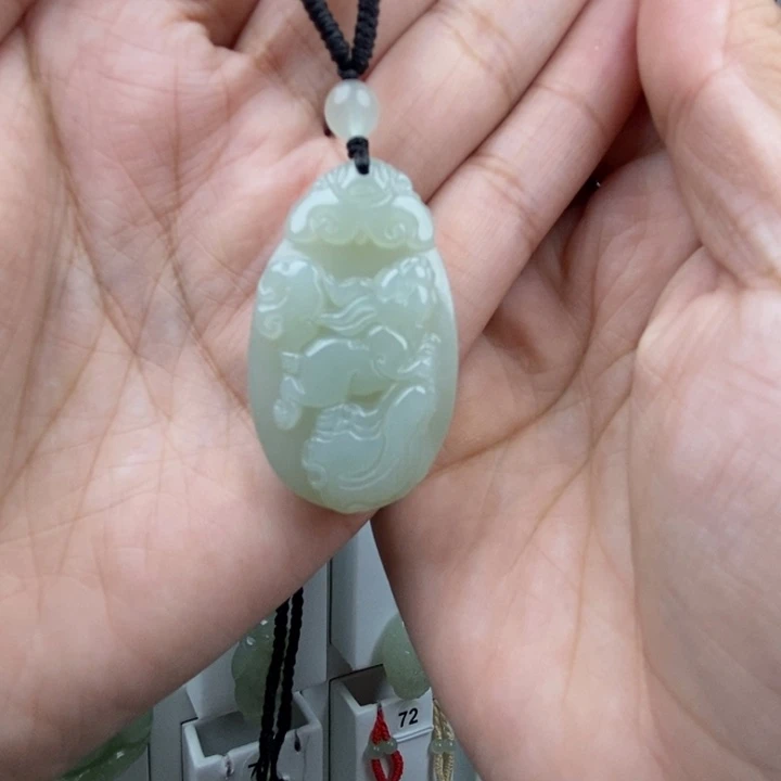 平***安和田玉未镶嵌颈饰