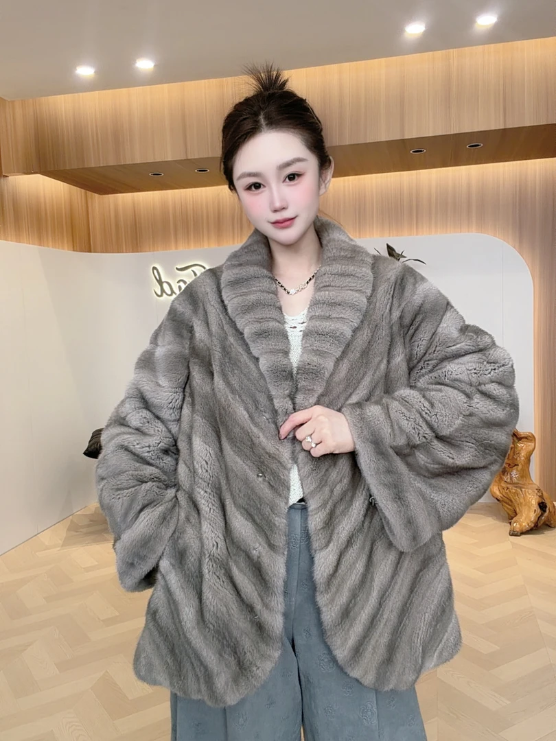 女士女款时尚潮流水貂皮全分刀V领翻领挽袖银蓝本色水貂皮