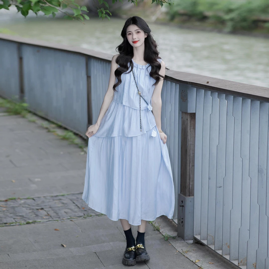 2025新款蓝色无袖背心连衣裙子女夏季度假风不黑色长款修身连衣裙