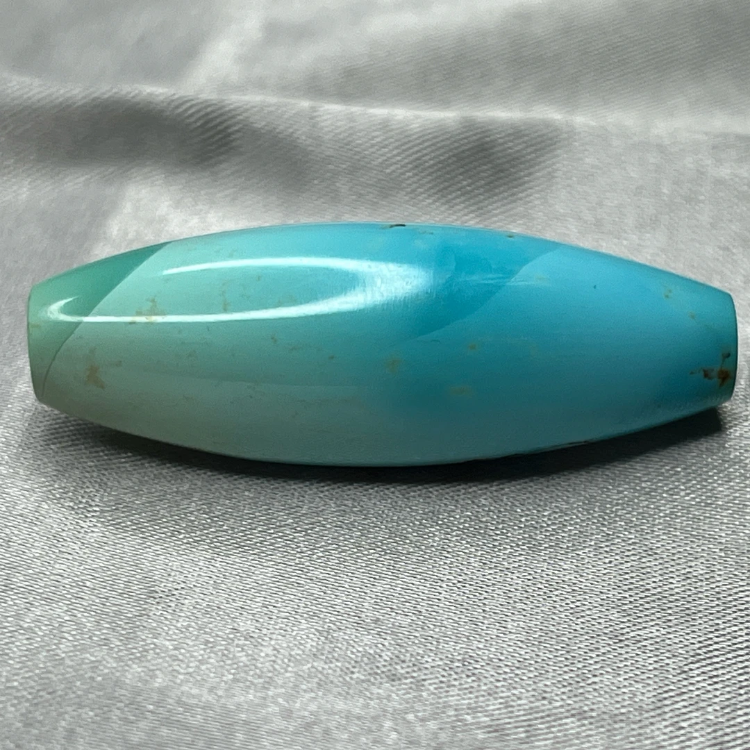 特色水波纹绿松桶珠天天，尺寸12.3x35.2mm重7.18克