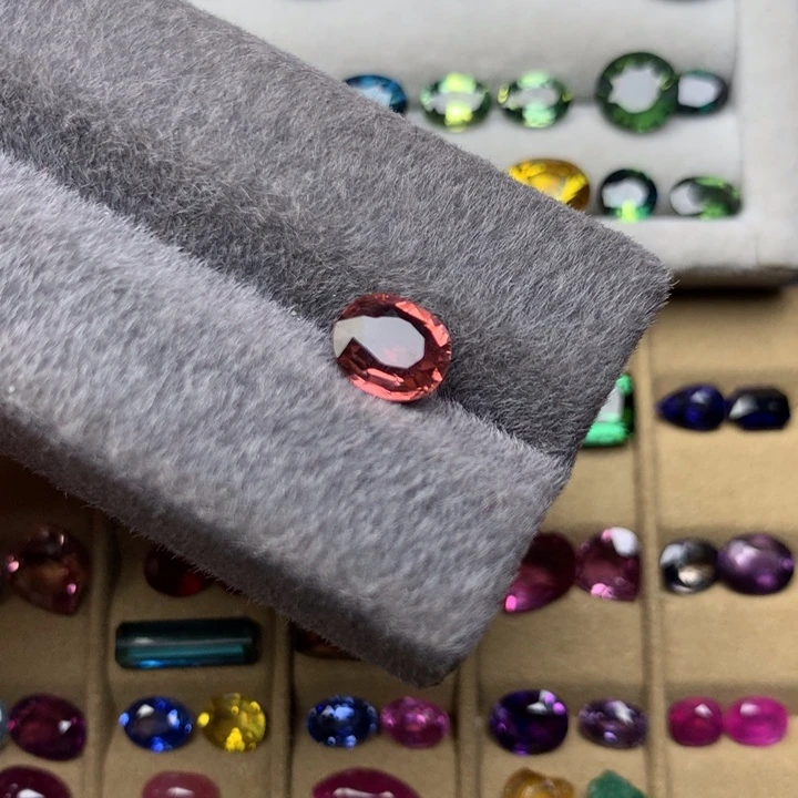 未镶嵌裸石一粒碧玺