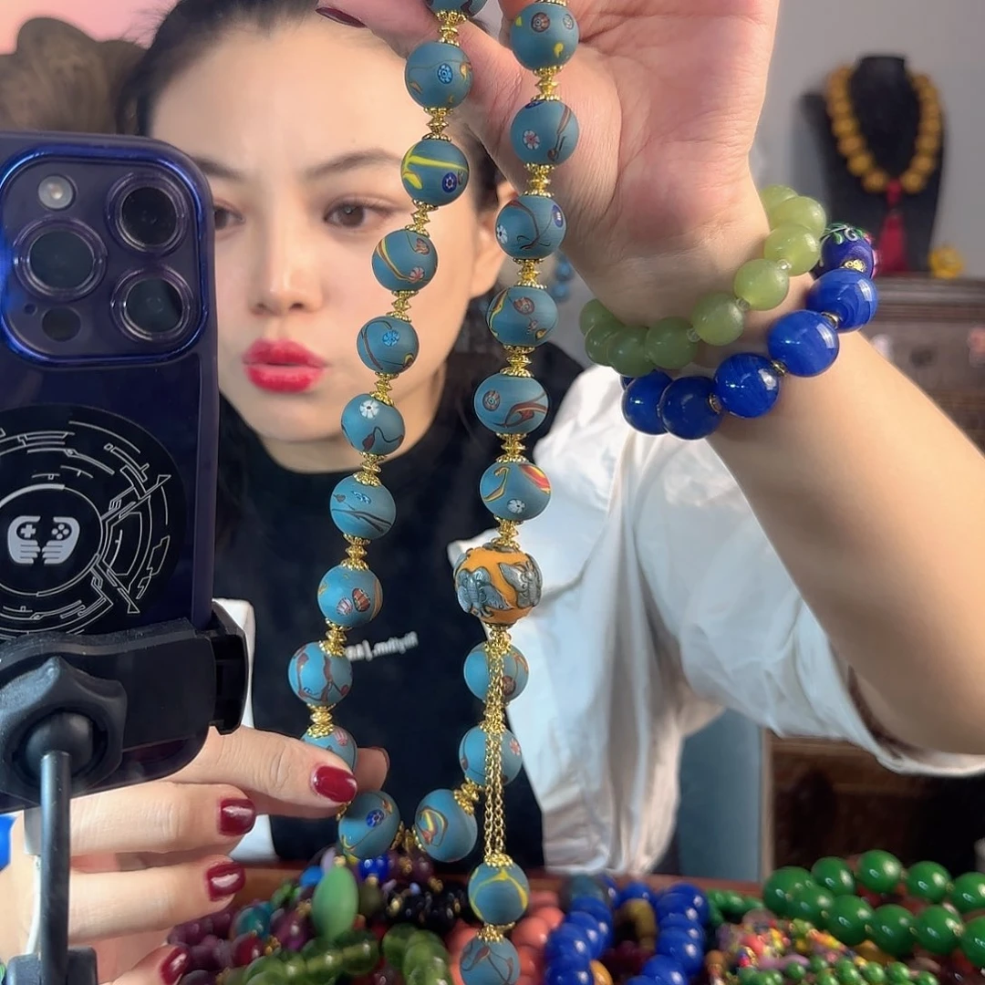 玻璃颈饰法**猫老琉璃的故事是一个人的故事