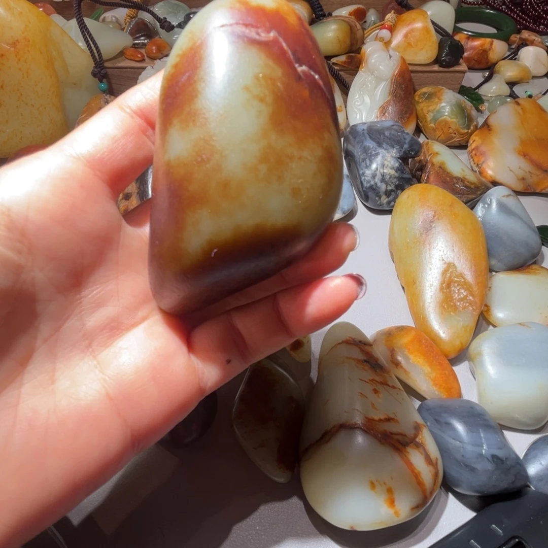 和田玉（糖玉）未镶嵌挂件和田玉225克