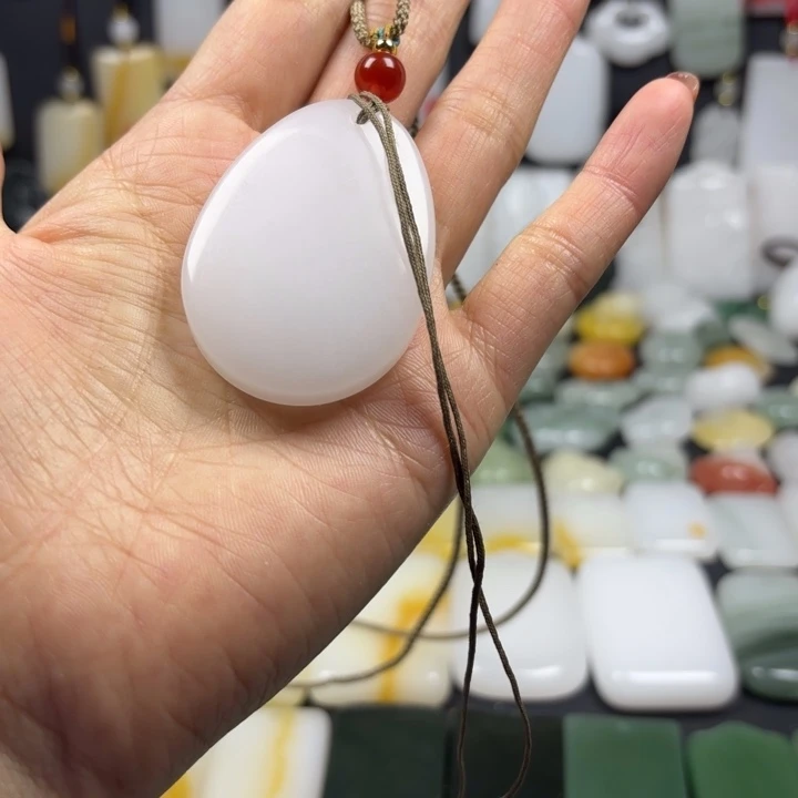 石英质玉（金丝玉）未镶嵌颈饰