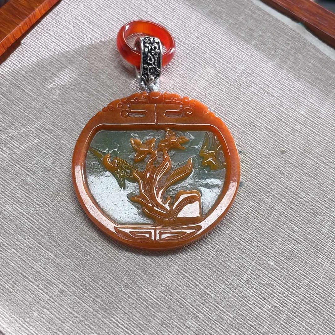 彩***姐翡翠未镶嵌颈饰锁片