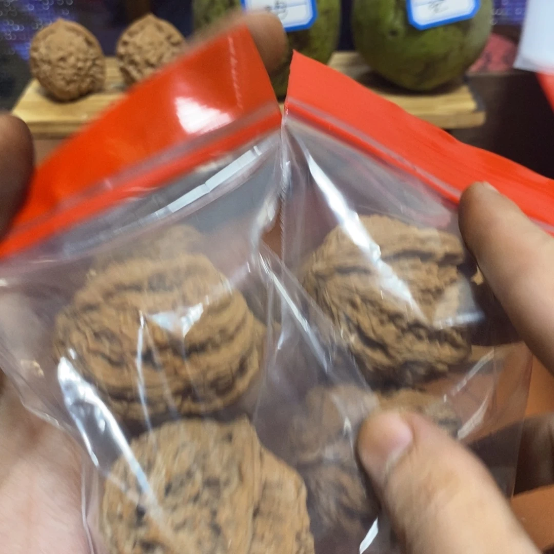 壹***半文玩核桃吊坠白狮子半壁➕角白