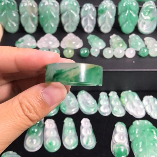 颈饰合金石英岩玉