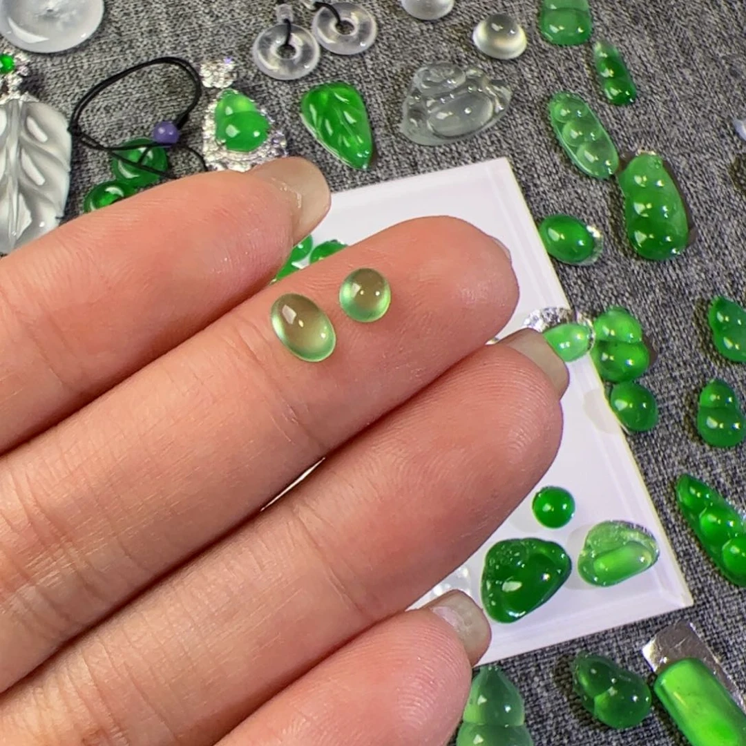 翡翠挂件未镶嵌时*。裸石2个蛋面