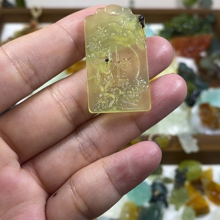 未镶嵌蛇纹石玉吊坠