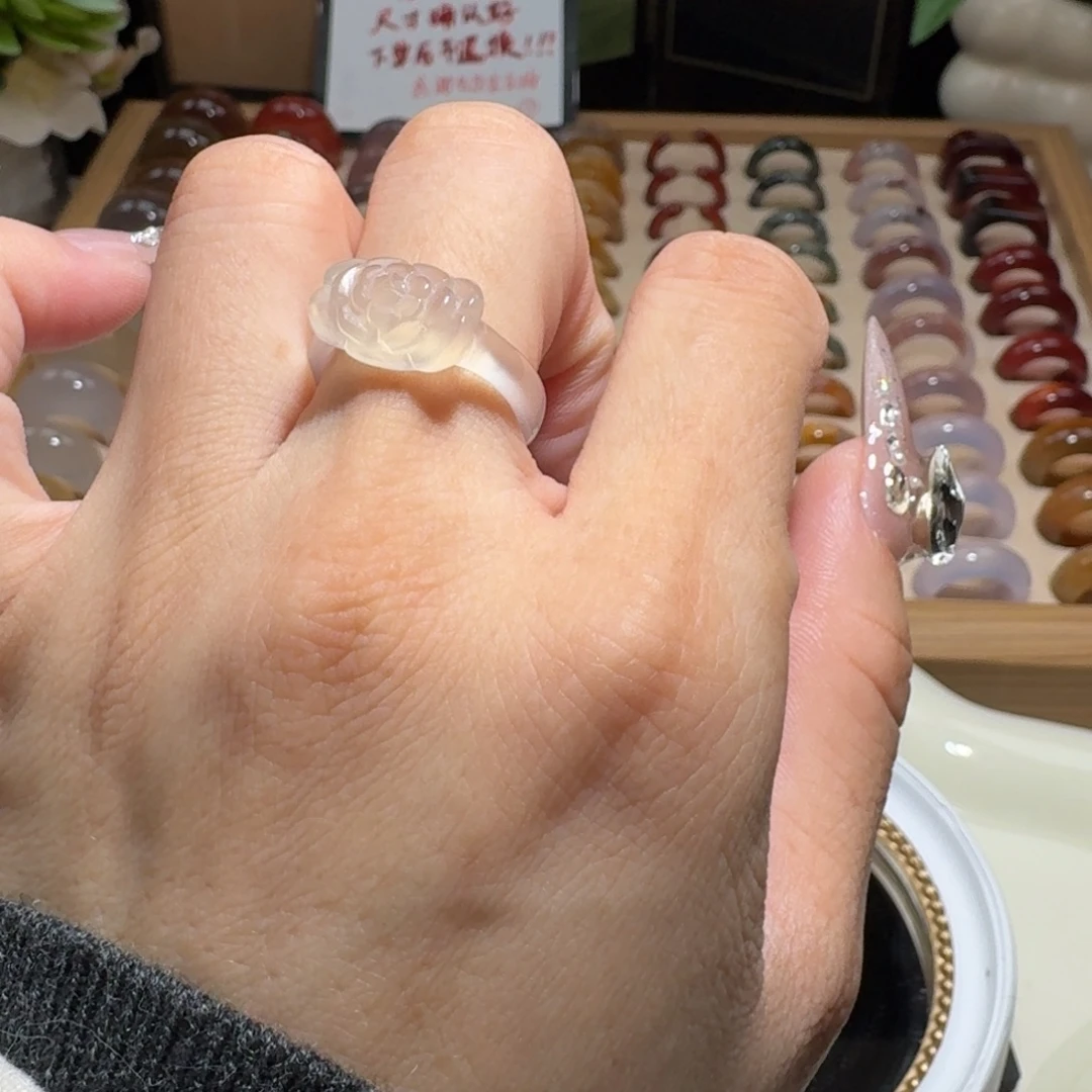 玛瑙/玉髓未镶嵌戒圈11号  港13  雕刻小花