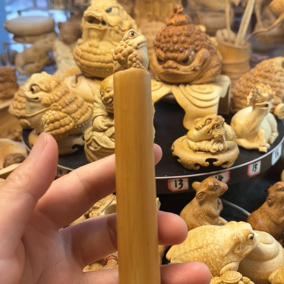 墨***妙实心竹雕一把抓金蟾