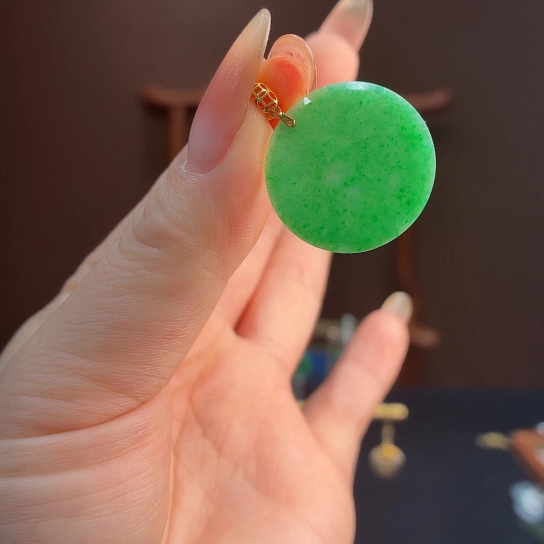 翡翠18K金镶嵌颈饰吊坠