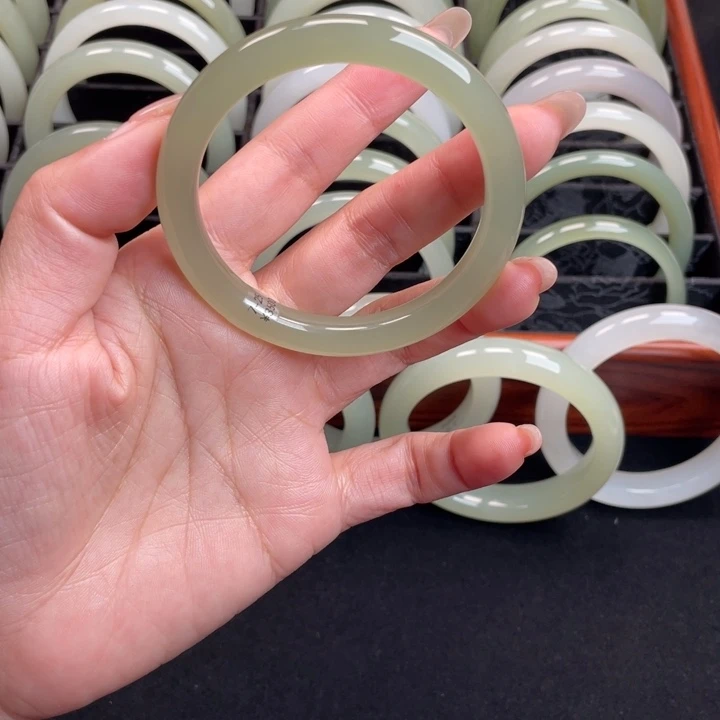 和田玉未镶嵌手镯