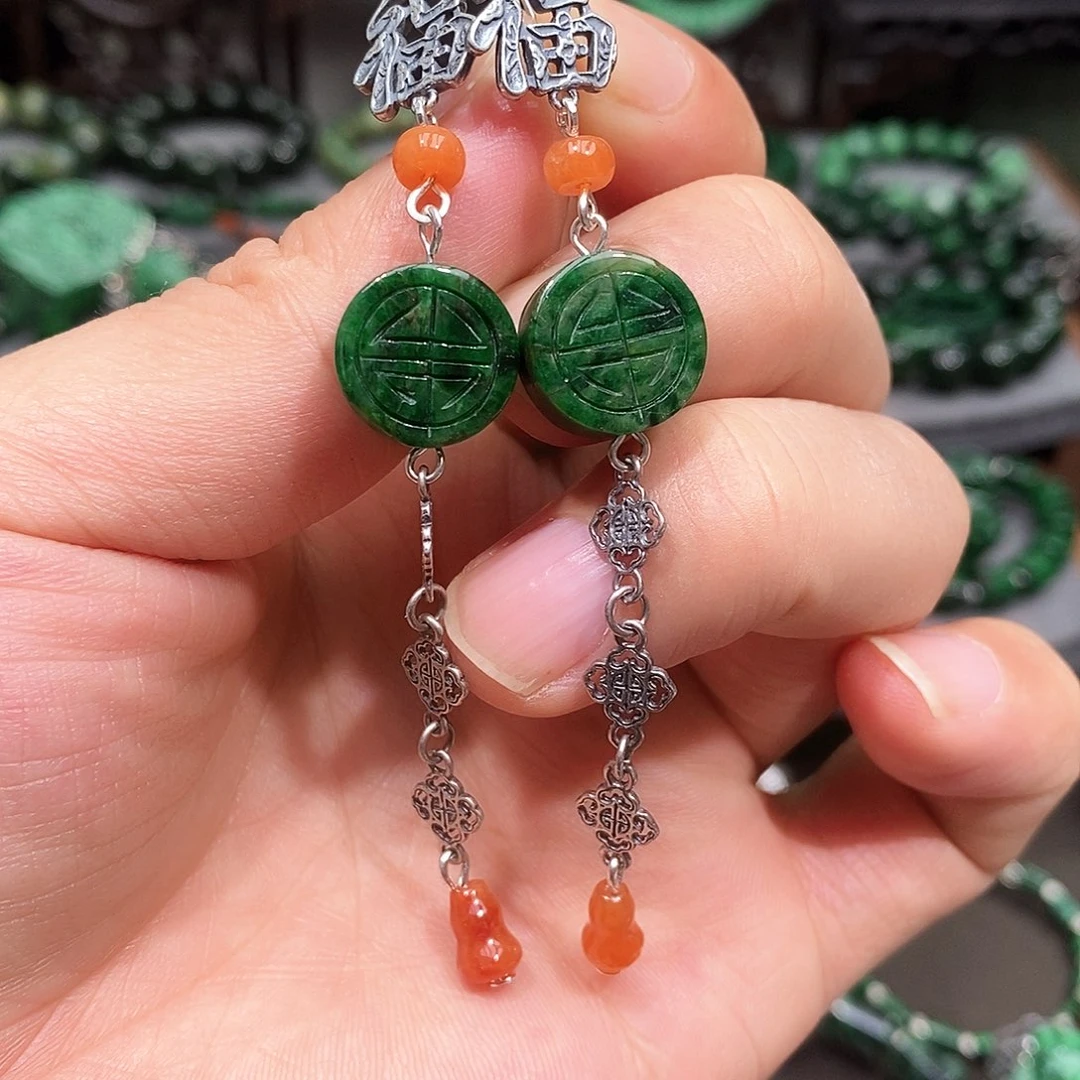 未镶嵌翡翠耳饰漂亮美眉