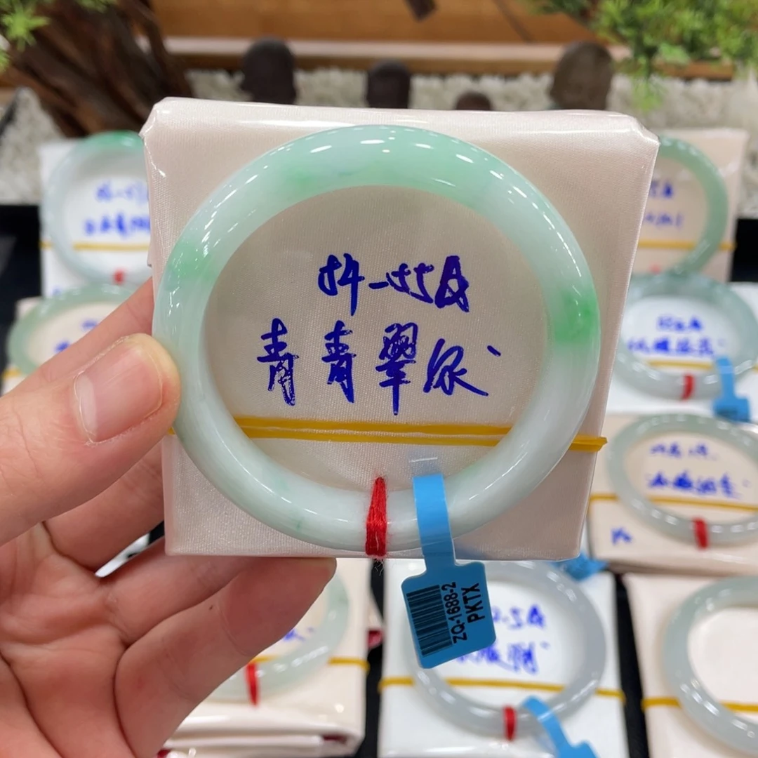 翡翠手镯未镶嵌翡翠