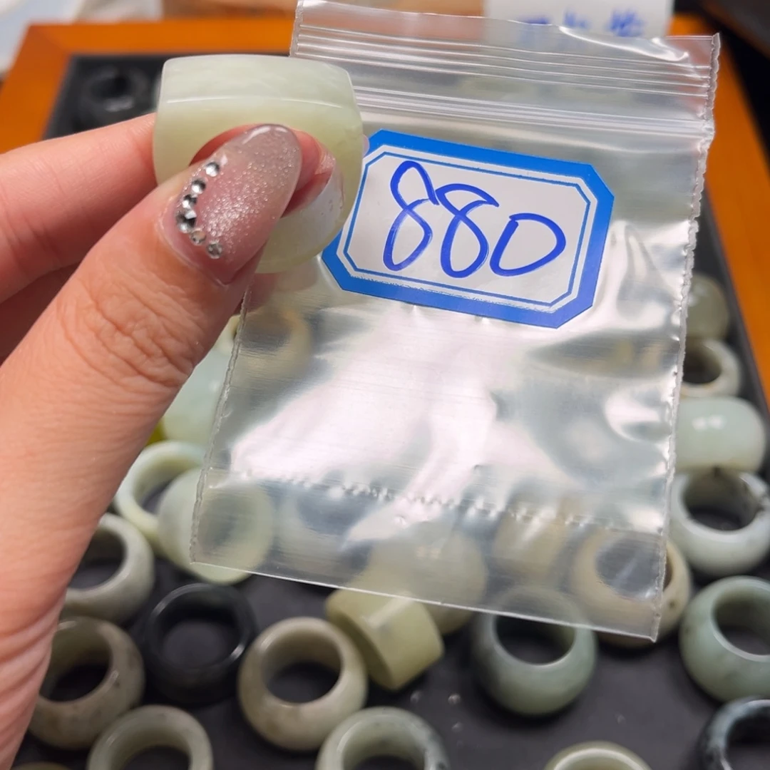 一***的蛇纹石玉未镶嵌珠宝奇石