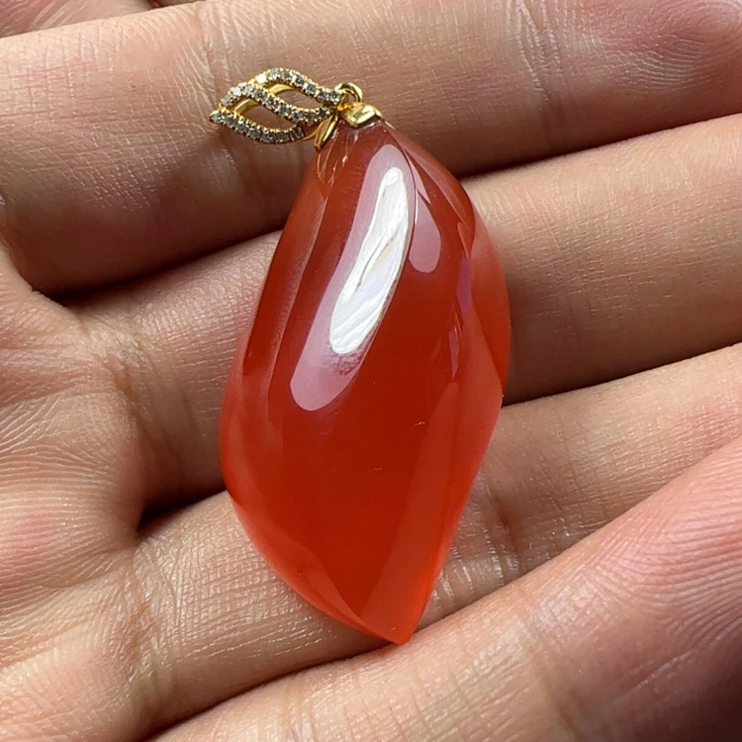 18K金镶嵌吊坠南红玛瑙