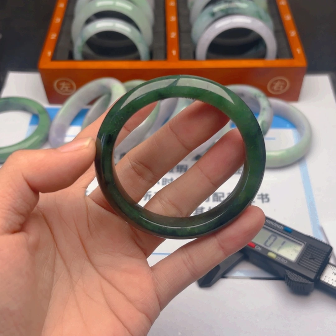 翡翠未镶嵌手镯5556. 1