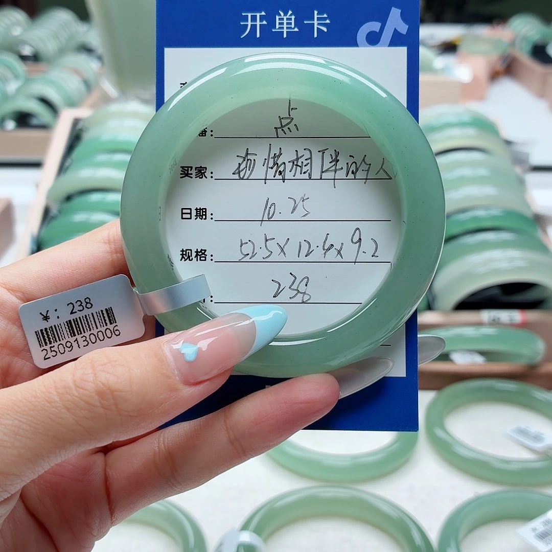 珍***人石英质玉未镶嵌手镯