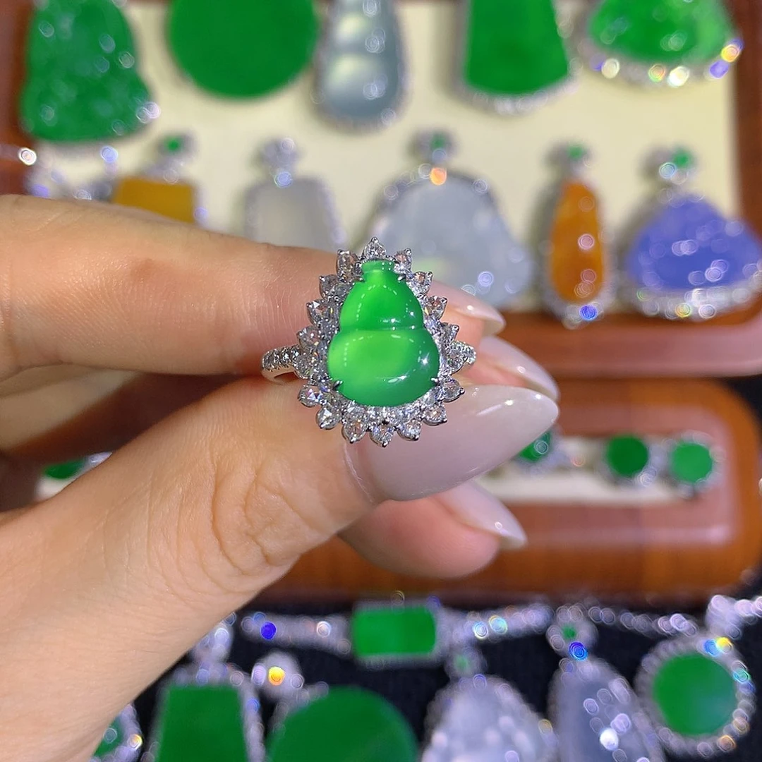 翡翠18K金镶嵌颈饰葫芦