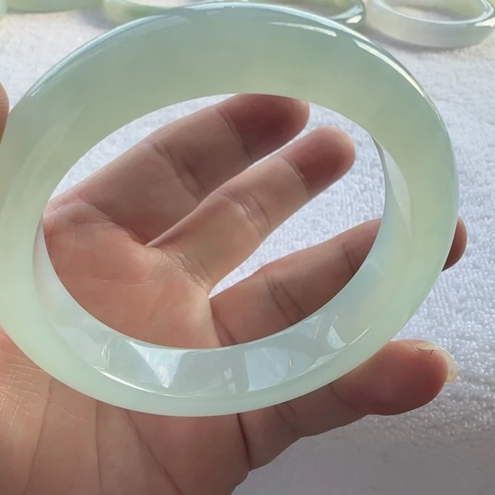 张***W翡翠未镶嵌手镯冰胶