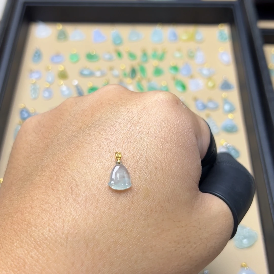 翡翠18K金镶嵌颈饰莲蓬