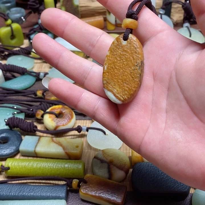 蛇纹石玉挂件未镶嵌