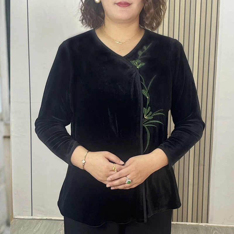 5490春秋新款大码妈妈上衣高档200斤V领时尚刺绣T恤打底丝绒小衫