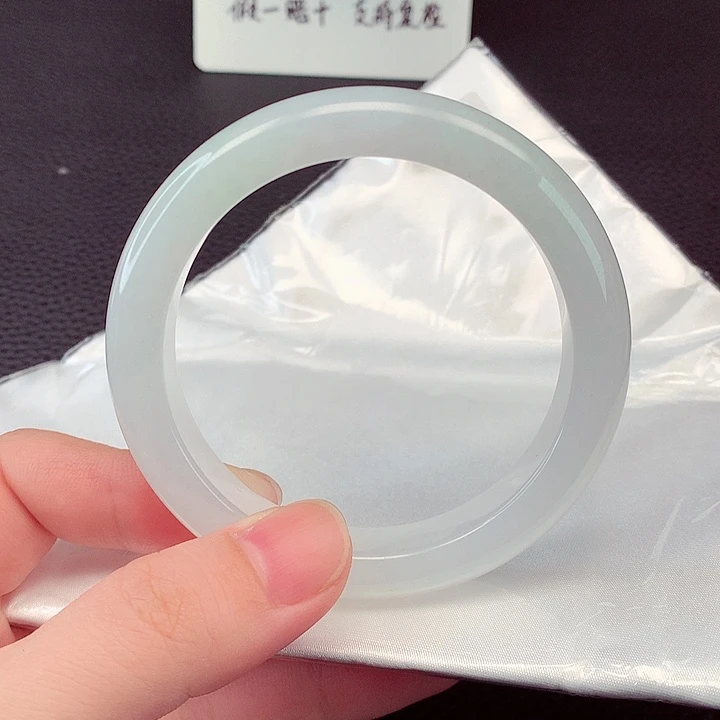 翡翠手镯未镶嵌翡翠