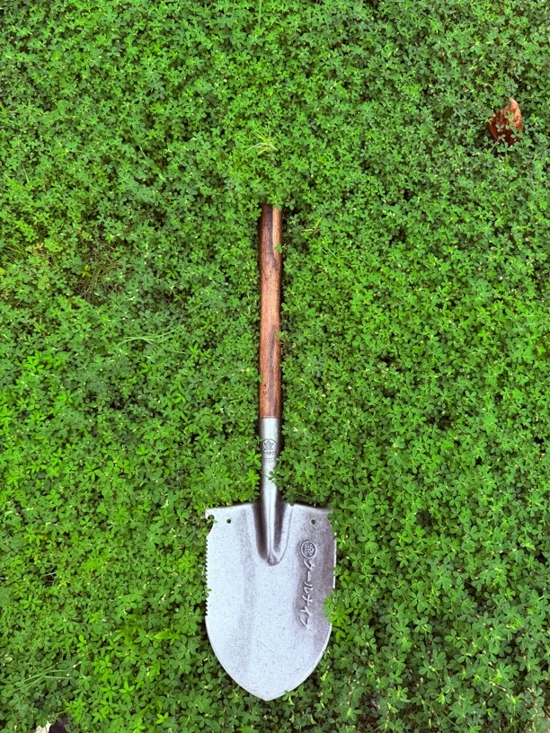 日本锰钢户外锹锰钢尖锹挖泥硬地硬土锹小款锹园林锹农用锹工兵铲