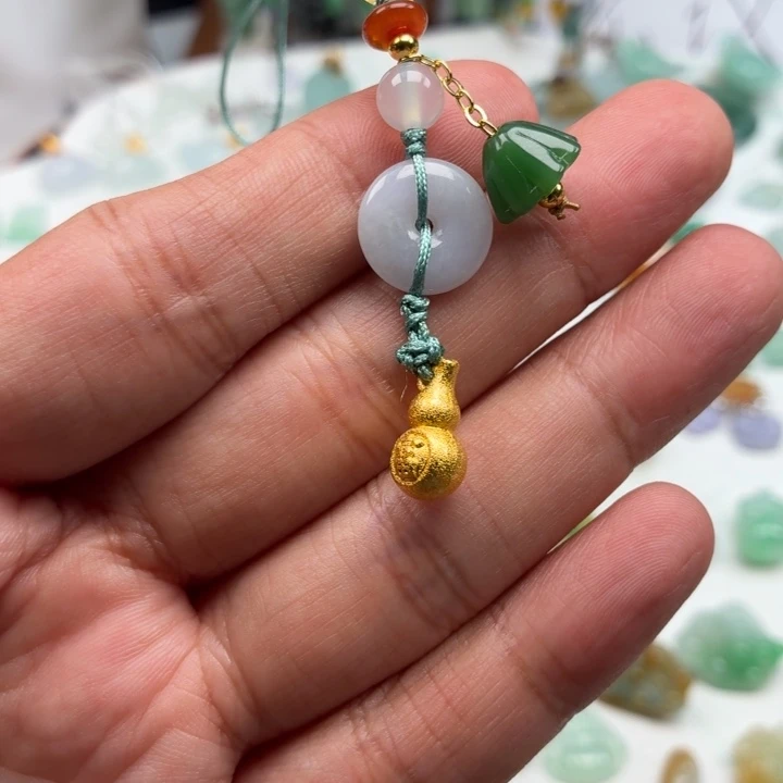 翡翠未镶嵌颈饰葫芦