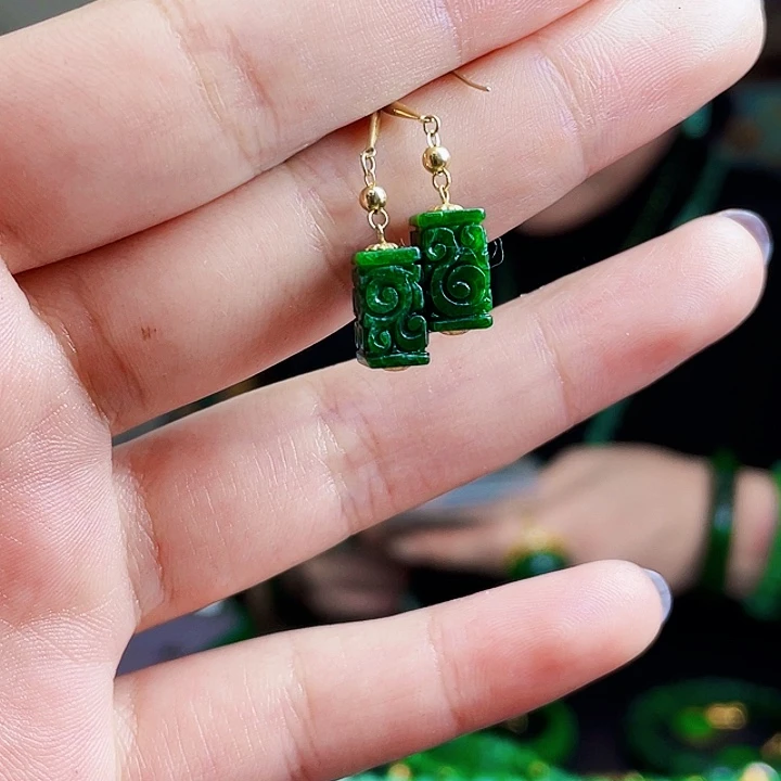 翡翠18K金镶嵌颈饰多样性