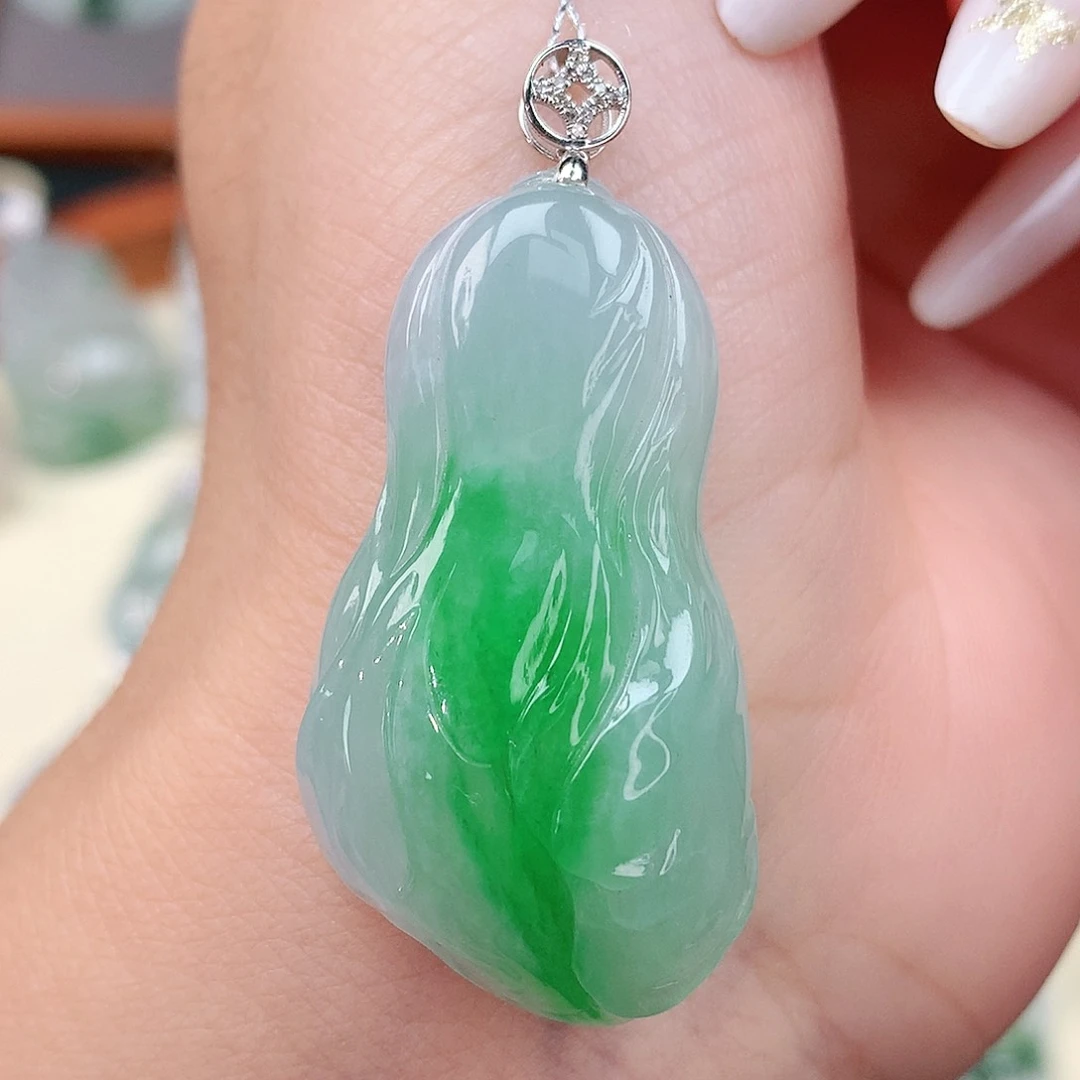 颈饰18K金镶嵌翡翠白菜