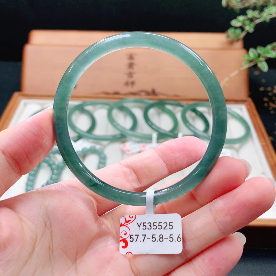 翡翠手镯（圆镯）未镶嵌