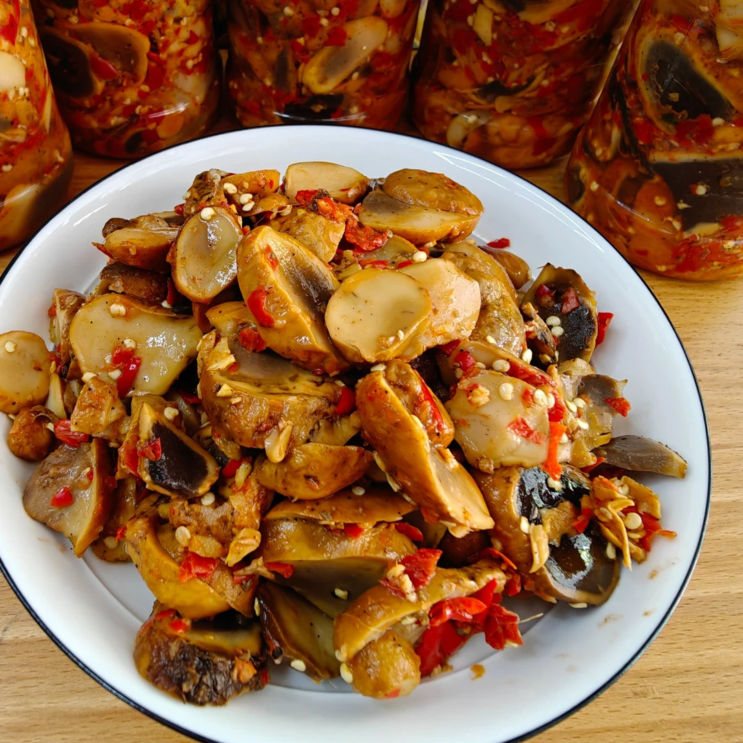 云南野生菌腌马屁泡马勃菌  奶浆菌  扫把菌 腌好的酸辣顺丰发货