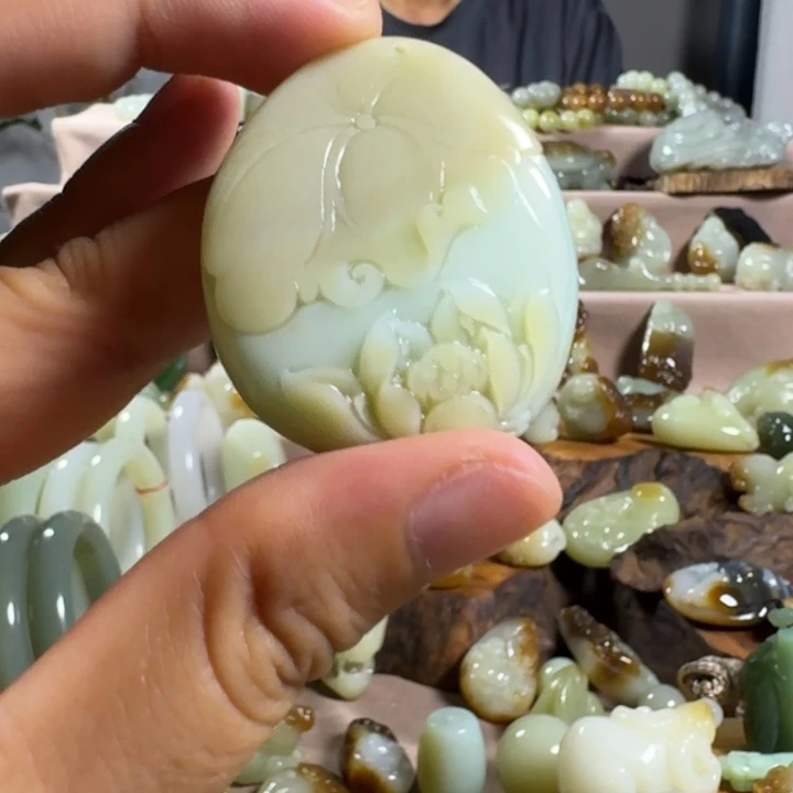 颈饰未镶嵌和田玉（糖玉）