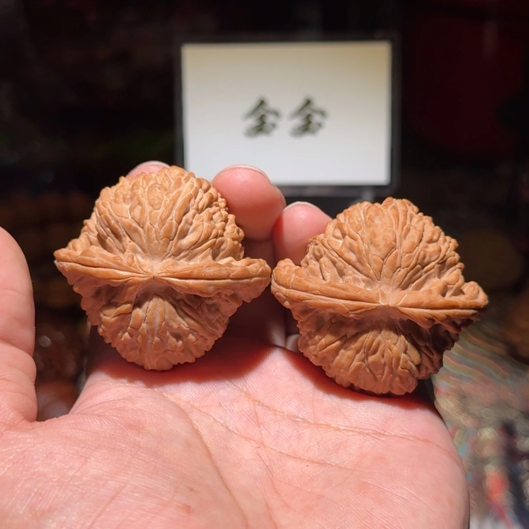 把件核桃1457闷白，尺寸49