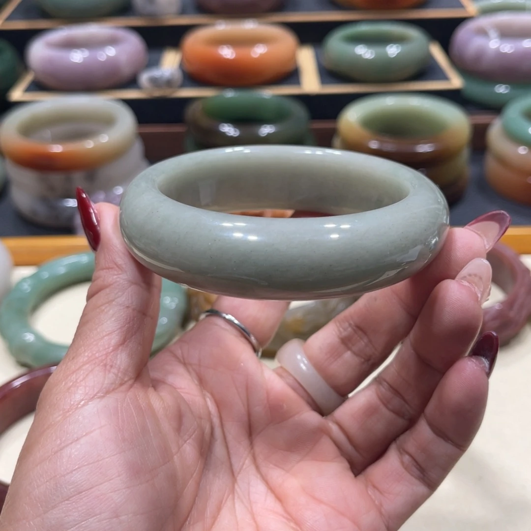 未镶嵌手镯石英岩玉