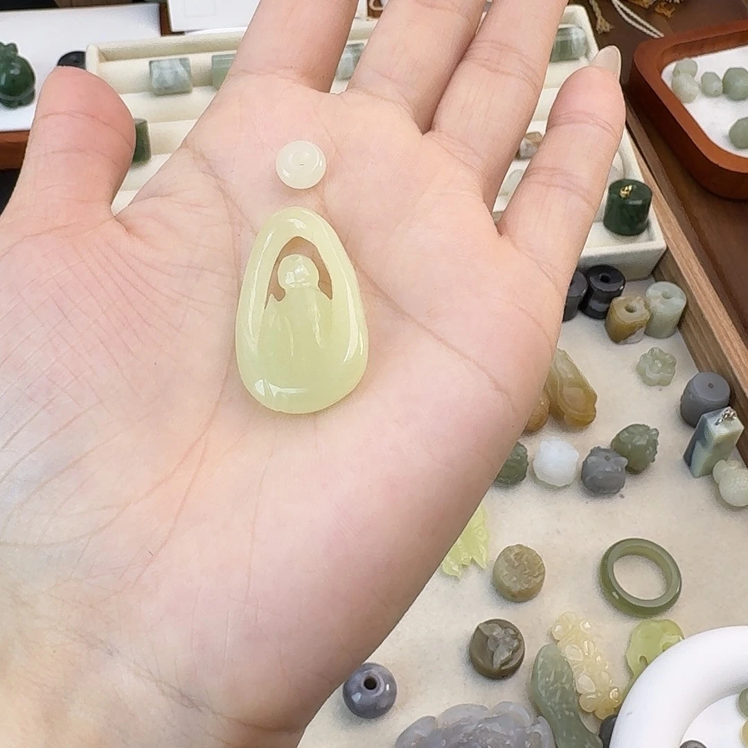 何***执和田玉未镶嵌颈饰