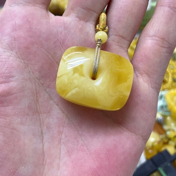 蜜蜡未镶嵌裸石吊坠