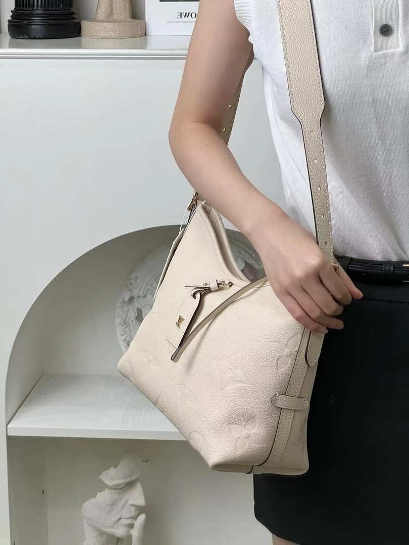 95新 LouisVuitton/路易威登 carryall小号全皮白单肩斜挎包/甄选