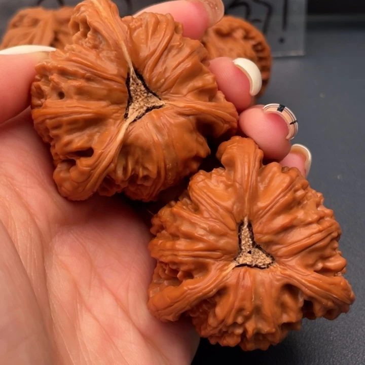 烟***叠文玩核桃吊坠白狮子