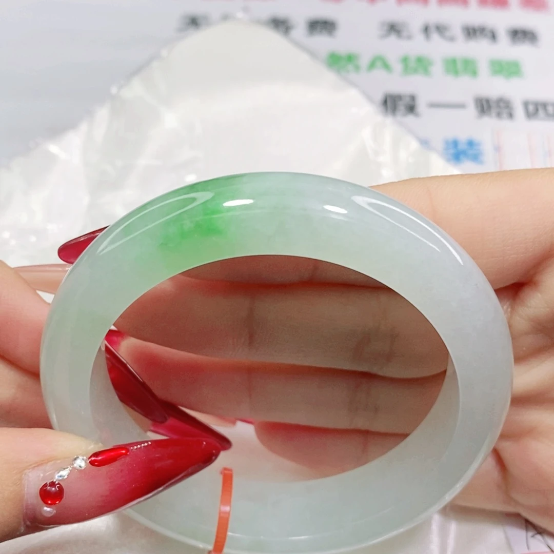 翡翠手镯未镶嵌53.2圈。