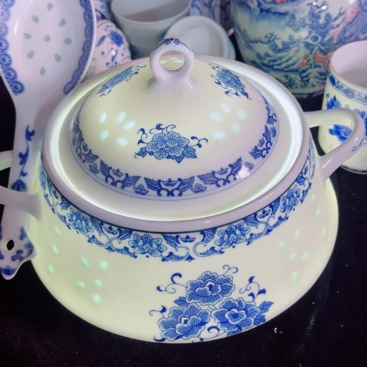 青花玲珑牡丹花品锅带勺子